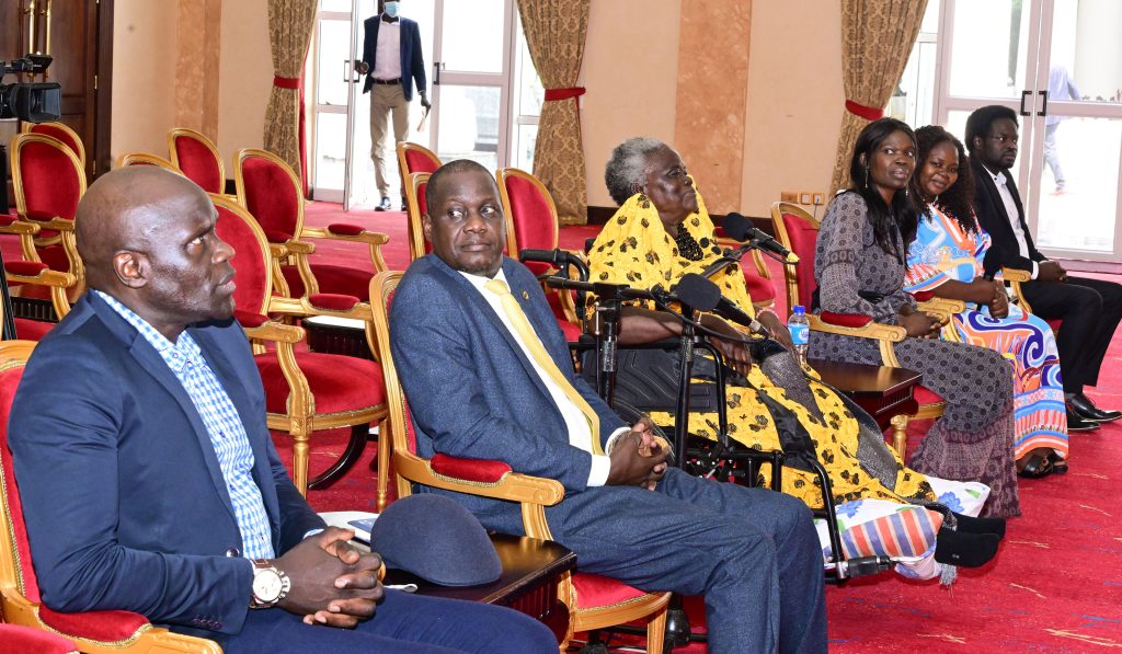 Mrs Bazilio Olara Ataro (C) widow of Bazilio Okello and her children and family members during a meeting with President Museveni at State House Entebbe on Wednesday. PPU Photo