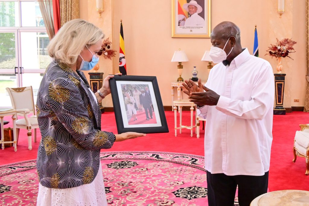 Outgoing British High Commissioner to Uganda Kate Airey presents a photo frame of Queen Elizabeth to President Museveni during a meeting at State House Entebbe on Wednesday as she bid farewell to the President.