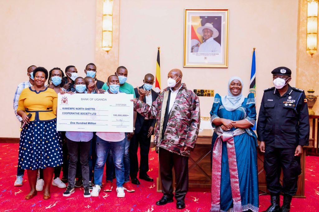 President Museveni Meets Ghetto SACCO Leaders Fulfils Shs12 Billion Pledge