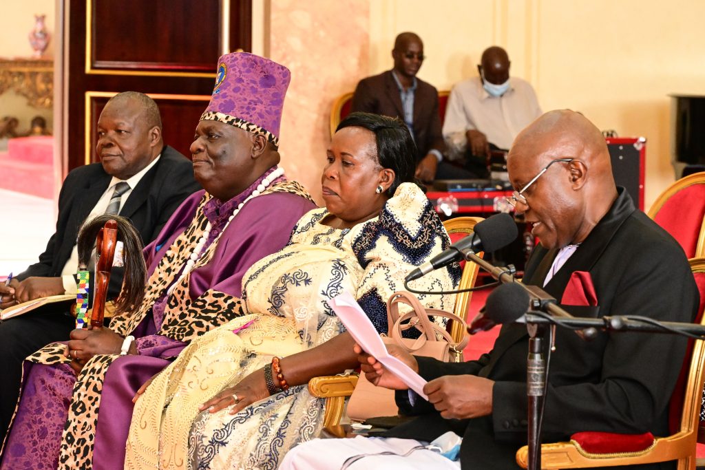 Umukuka Mike Mudoma R and other Kings and cultural leaders from Ghana Nigeria Kenya and Uganda meeting President Museveni at Entebbe on Monday PPU Photo