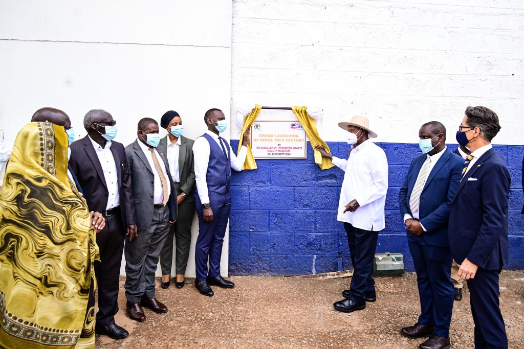 President Museveni commissioning Royal Milk Factory in Nalukolongo on Wednesday as company MD Swaleh Kigoye (L) and his team look on. (R) is Hon Balam Barugahare  and EU ambassador Jan Sadek PPU Photo