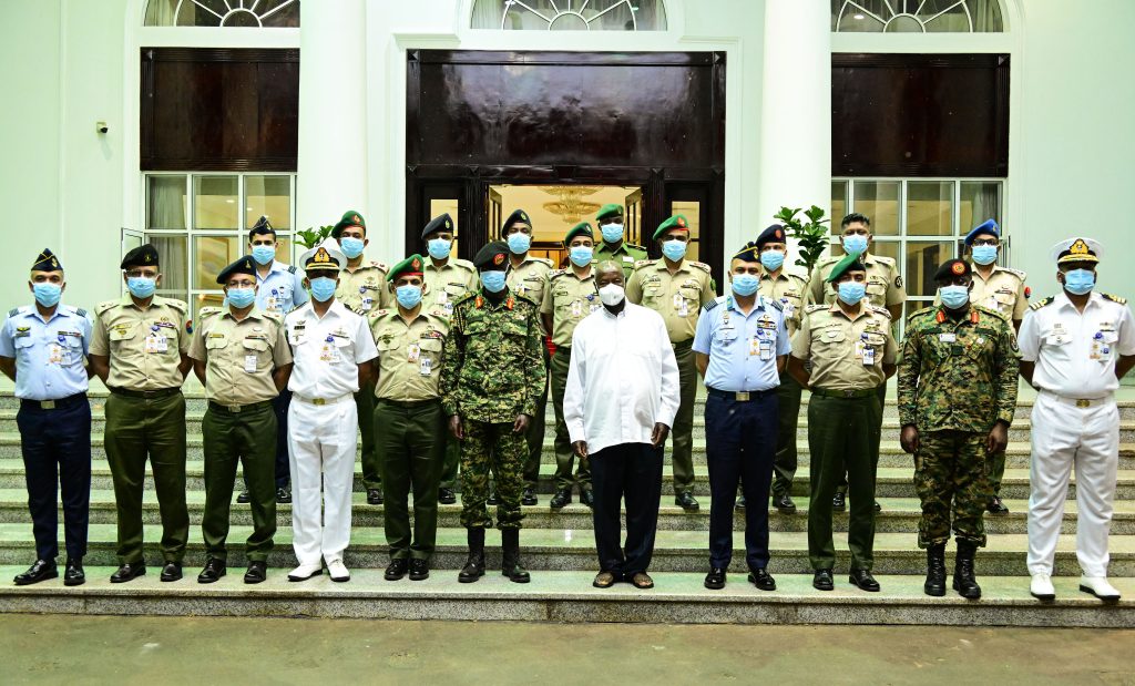 President Museveni (C) poses for a photo with officers from the National Defence College of Bangaladesh after giving them a opportunity lecture at State House Entebbe on Wednesday. PPU Photo