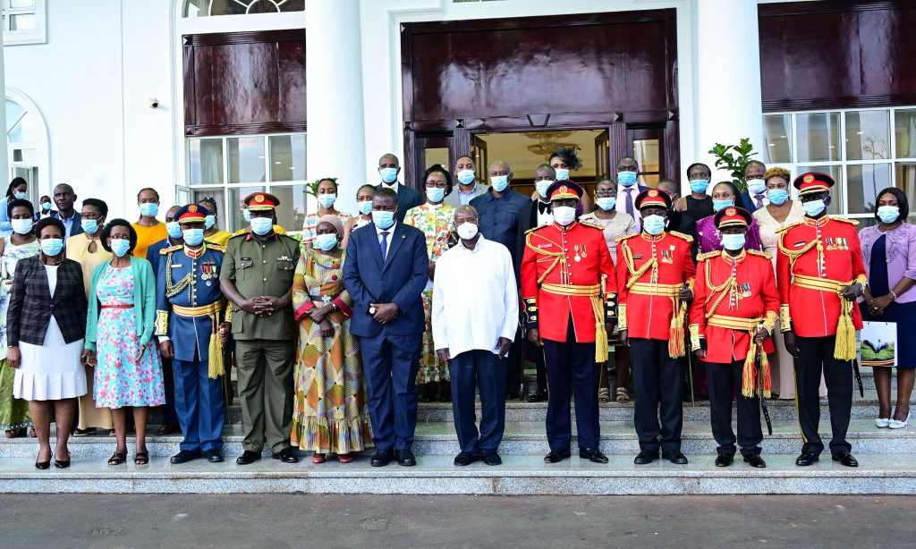 President Museveni poses for a photo with reetiring UPDF generals Silver Kayemba, Godard Busingye, FM Karara, CA Kasaija and Charles Kisembo and their families at State House Entebbe on Tuesday Sept 24. PPU