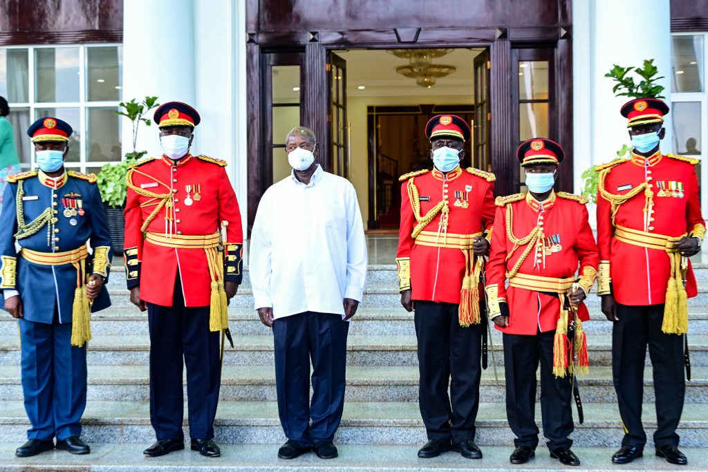 President Museveni poses for a photo with reetiring UPDF generals Silver Kayemba, Godard Busingye, FM Karara, CA Kasaija and Charles Kisembo at State House Entebbe on Tuesday Sept 24. PPU Photo