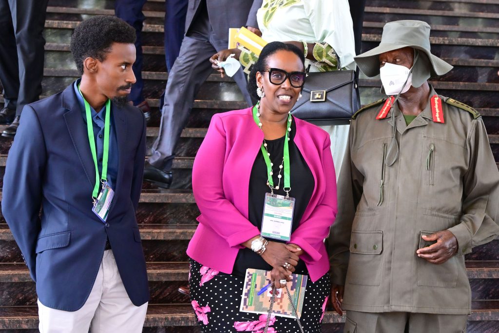 President Museveni talks to late Gen Aronda's wife and her son during the Aronda memorial lecture at Munyonyo on Tuesday Sept 10. PPU Photo