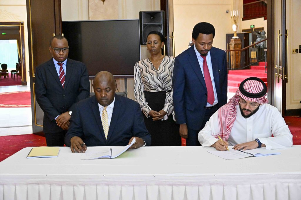 President Museveni witness Signing an MOU for a Joint business venture between the Government of Uganda and RCC to jointly run UTCL (1)