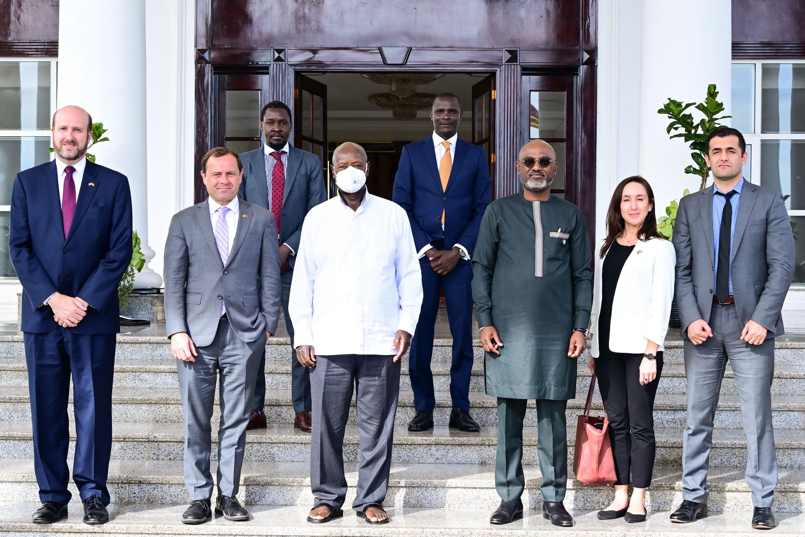 President Museveni C poses for a photo with US special envoy on the Sudan Tom Periello 2nd L and his delegation after a meeting at State House Entebbe on Monday. L is US ambassador to Uganda William Popp.