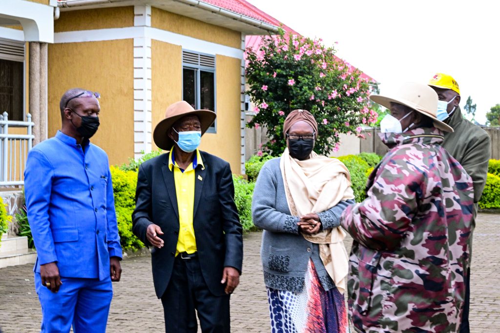 President Museveni lays a wreath on the grave containing the remains of former minister Sarah Mateke in Kisoro on 12-Nov-2024 - PPU photo