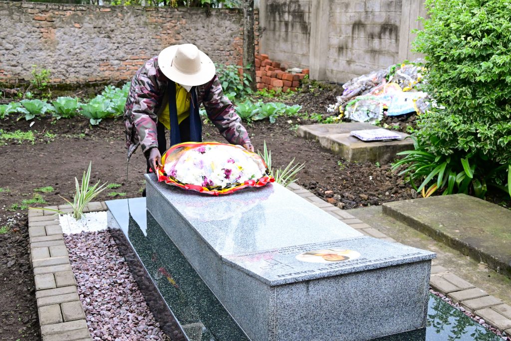 President Museveni lays a wreath on the grave containing the remains of former minister Sarah Mateke in Kisoro on 12-Nov-2024 - PPU photo