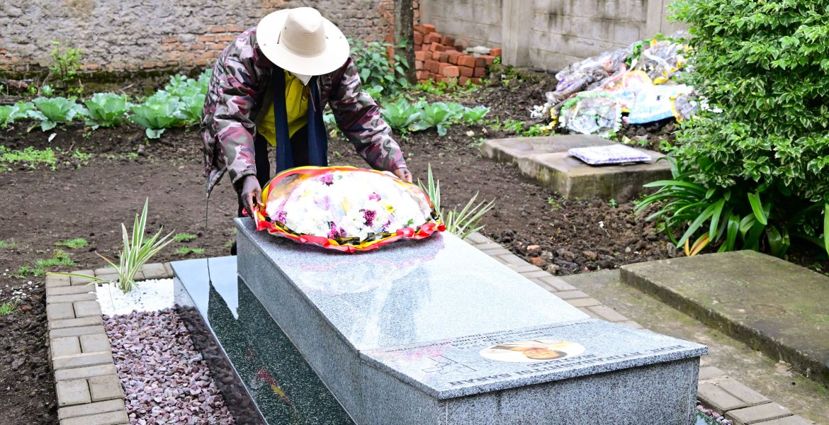 President Museveni lays a wreath on the grave containing the remains of former minister Sarah Mateke in Kisoro on 12-Nov-2024 - PPU photo