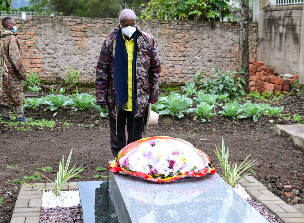 President Museveni lays a wreath on the grave containing the remains of former minister Sarah Mateke in Kisoro on 12-Nov-2024 - PPU photo