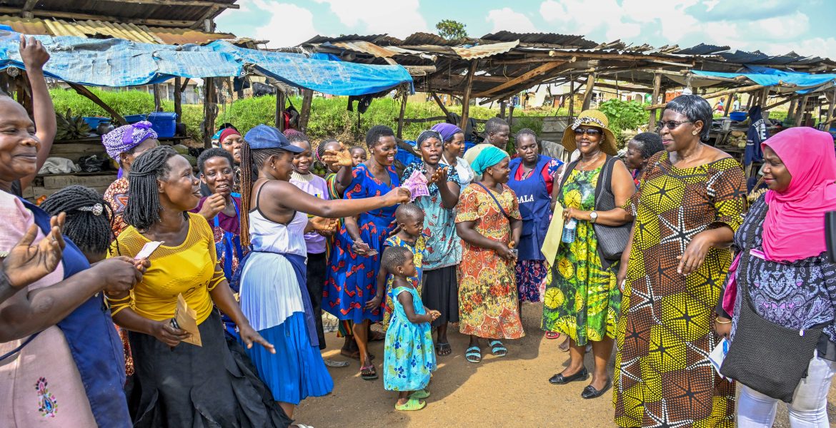 President Museveni offers financial support to roadside venders in Zigoti Market