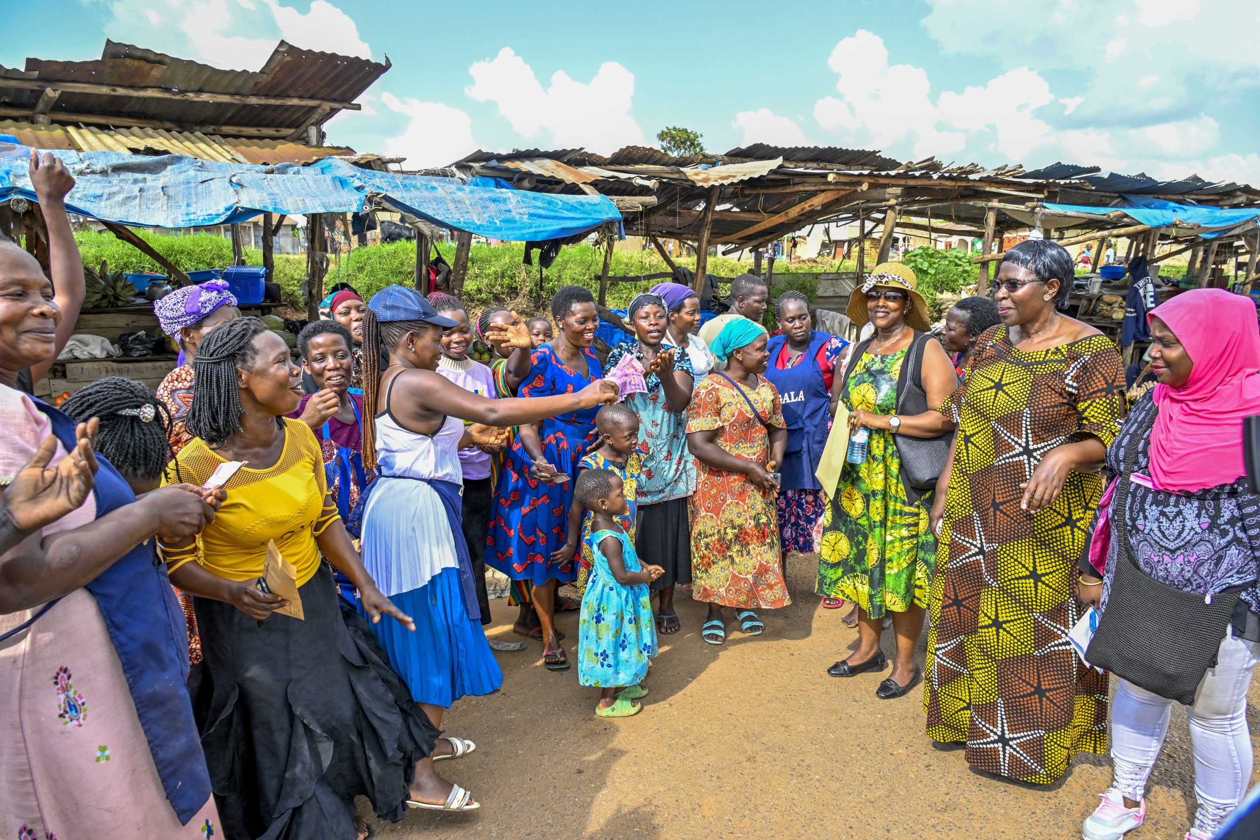 President Museveni offers financial support to roadside venders in Zigoti Market