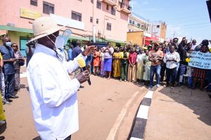 President Museveni talks to some residents of Mbale City as he headed to Naboa road to commission the newly reconstructed city roads on Friday PPU Photo