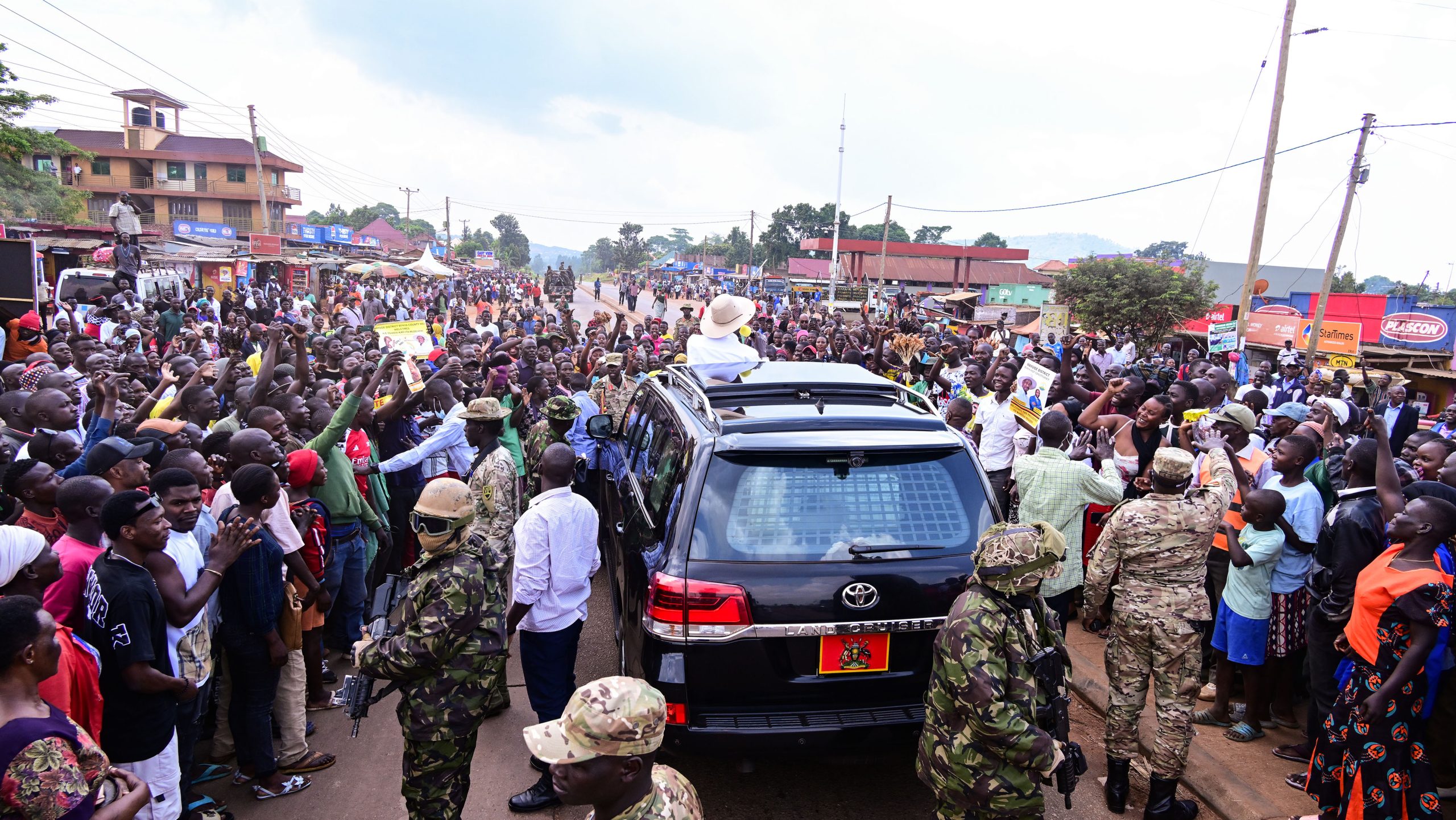 President Museveni addresses a roadside crowd at Musiita along Jinja - Iganga road enroute to Jinja to commission the Busoga regional Industrial skilling hub in Nakabango PPU Photo