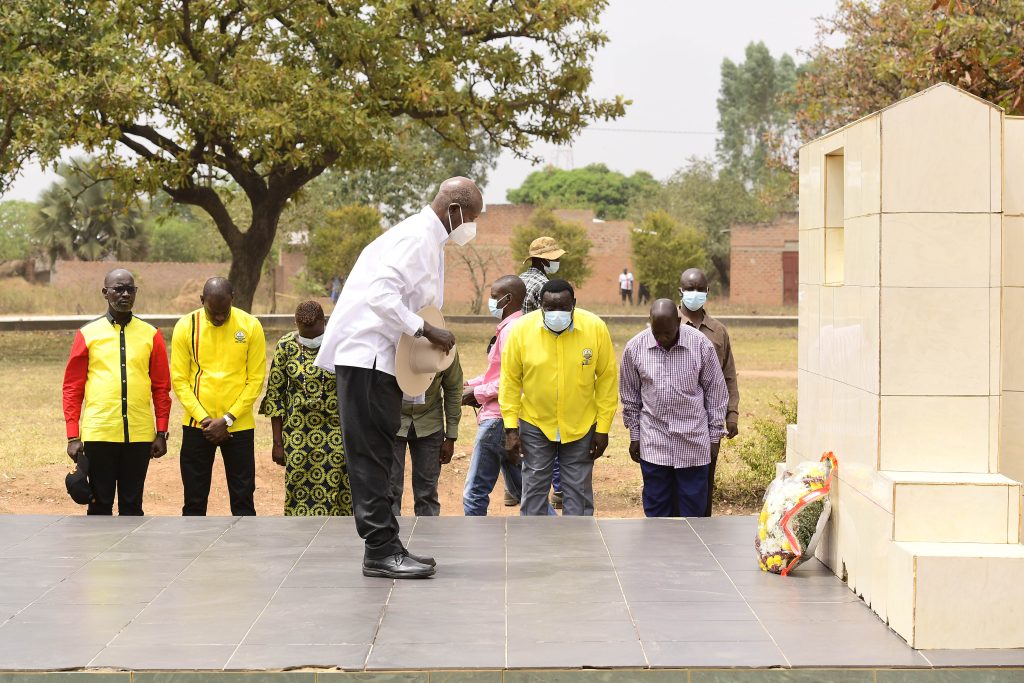 President Museveni laying a wreath at the Memorial site of 302 LRA victims in Erute South Constituency, Lira District