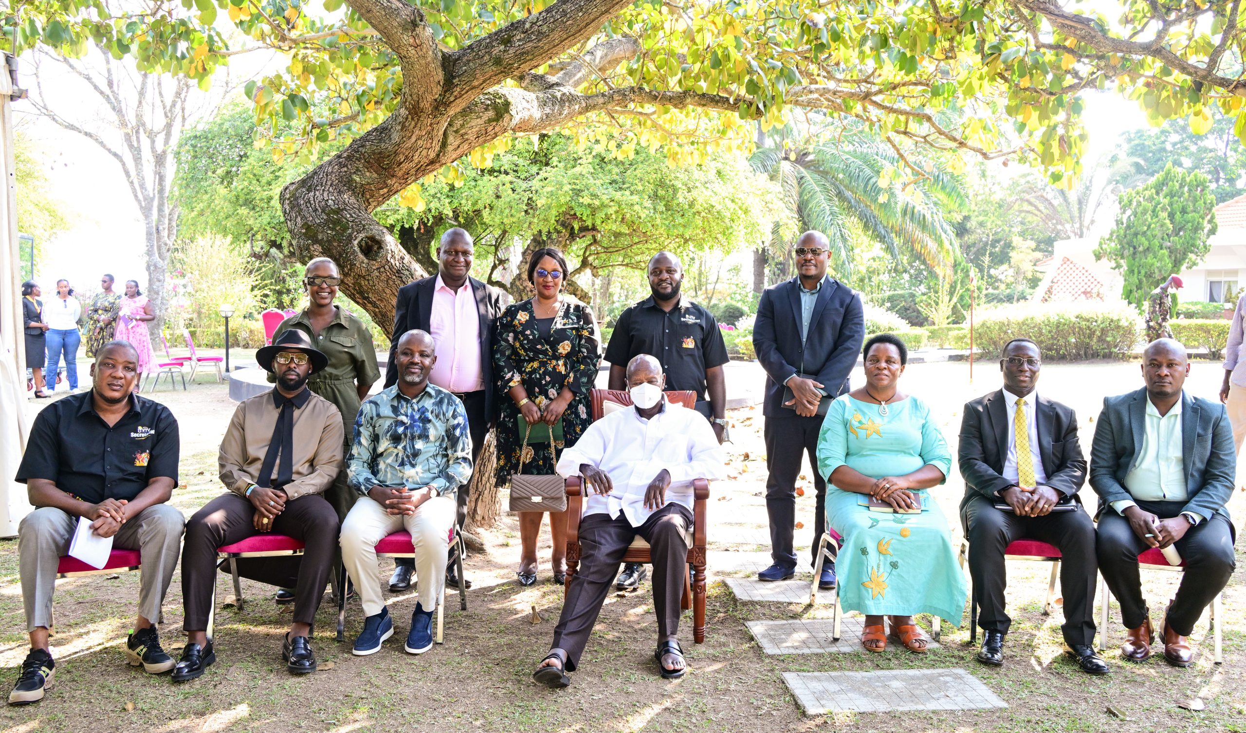 President Museveni poses for a photo with Musician Eddy Kenzo (in hat) and his delegation at Rwakitura. Also in the photo is Deputy Speaker Thomas Taybwa and Hon Peace Mutuzo. PPU Photo