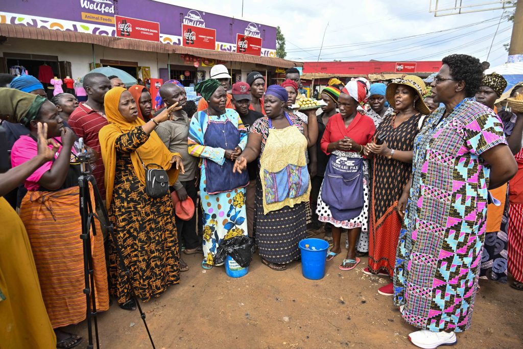 President Yoweri Kaguta Museveni  extends financial support to roadside market vendors in Luwero and Nakasongola Districts. 29-May-2025