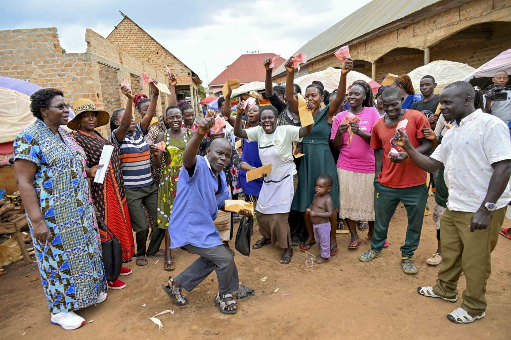 President Yoweri Kaguta Museveni  extends financial support to roadside market vendors in Luwero and Nakasongola Districts. 29-May-2025