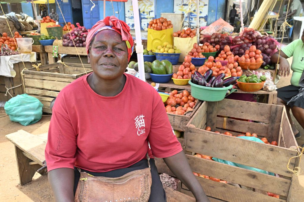 President Yoweri Kaguta Museveni  extends financial support to roadside market vendors in Luwero and Nakasongola Districts. 29-May-2025