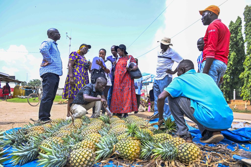 President Yoweri Kaguta Museveni  extends financial support to roadside market vendors in Luwero and Nakasongola Districts. 29-May-2025
