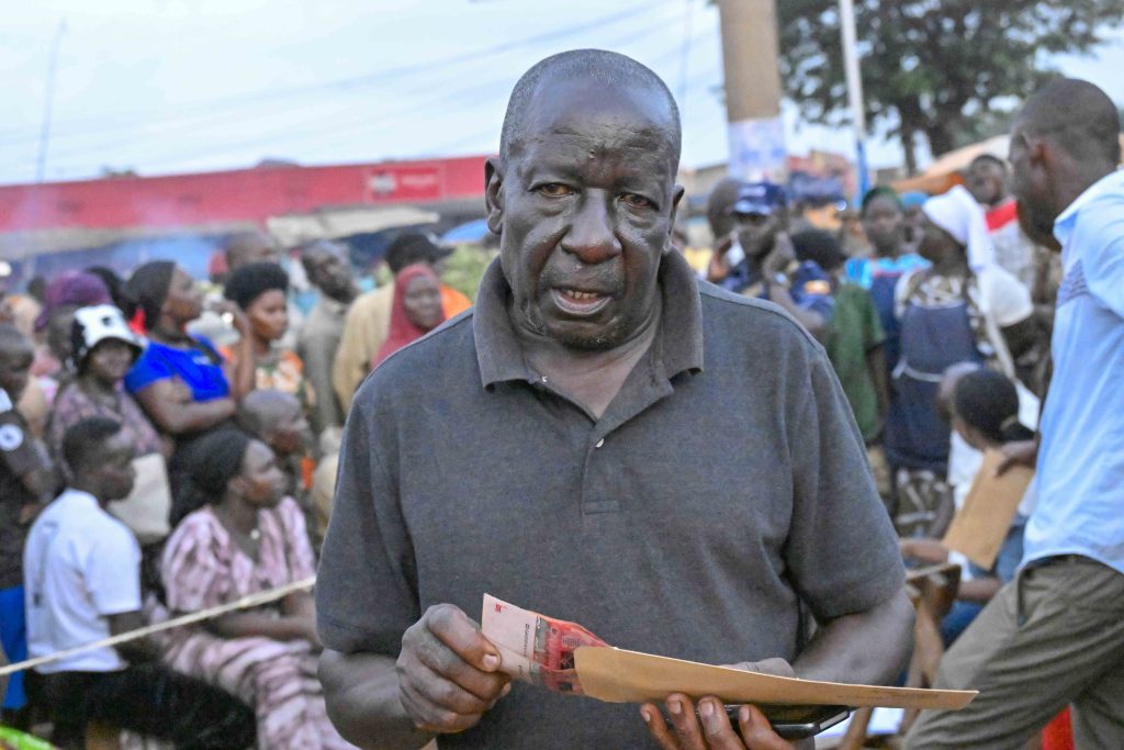2- Balikyewunya Market Vendors receive business booster package from M7 - State House Uganda President Yoweri Kaguta Museveni extends financial support to roadside market vendors in Luwero and Nakasongola Districts. 29-May-2025