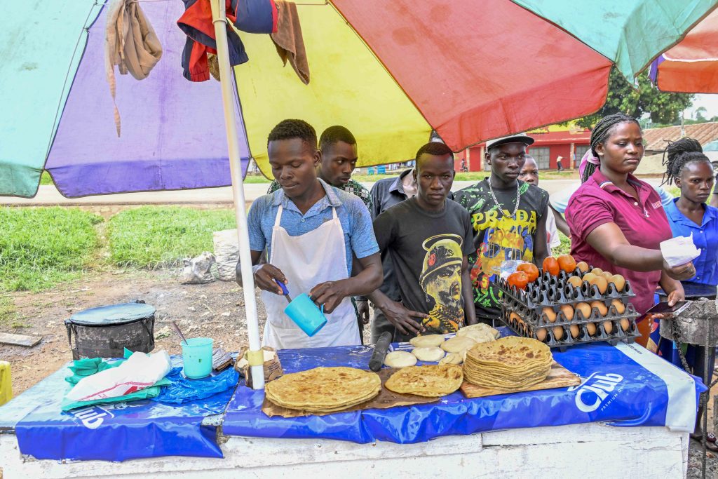President Yoweri Kaguta Museveni  extends financial support to roadside market vendors in Luwero and Nakasongola Districts. 29-May-2025