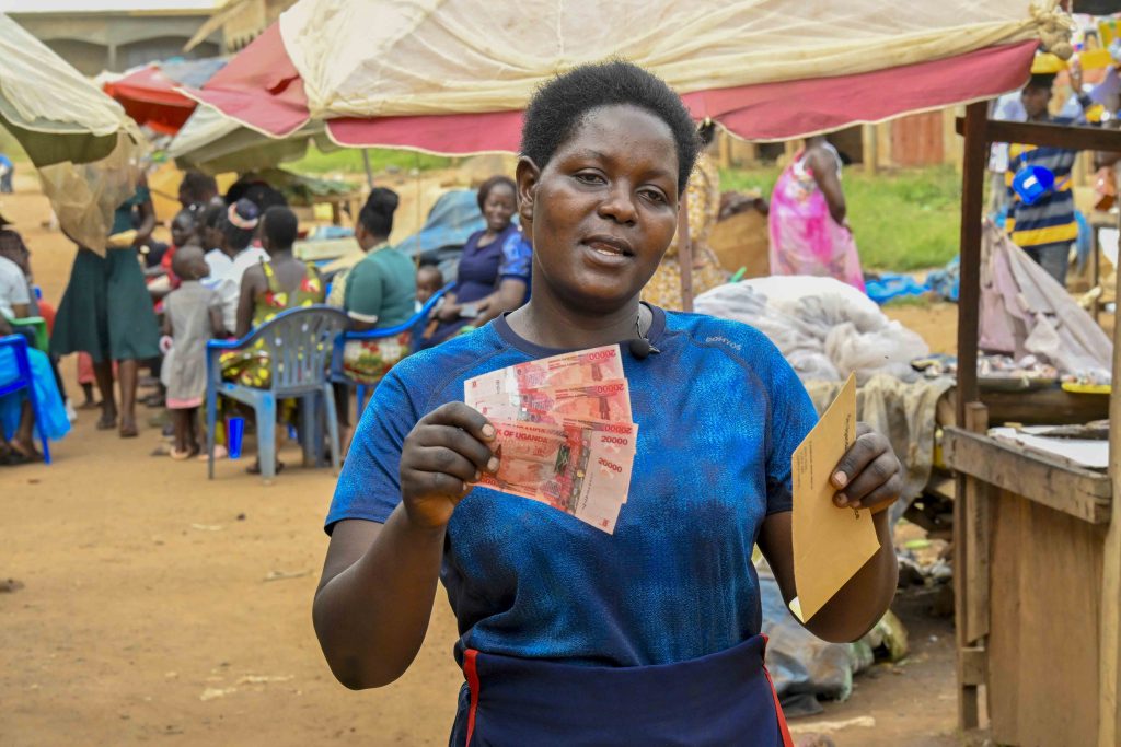 President Yoweri Kaguta Museveni  extends financial support to roadside market vendors in Luwero and Nakasongola Districts. 29-May-2025