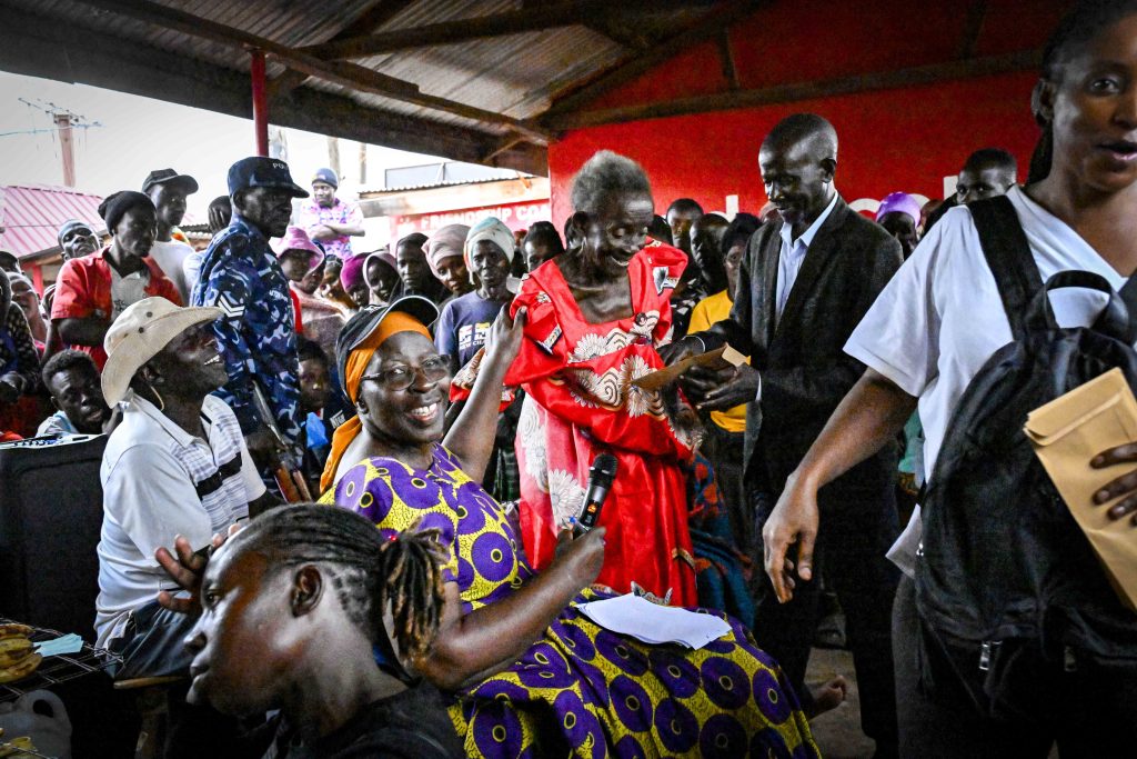 President Yoweri Kaguta Museveni extends financial support to roadside market vendors in Luwero and Nakasongola Districts. 29-May-2025
