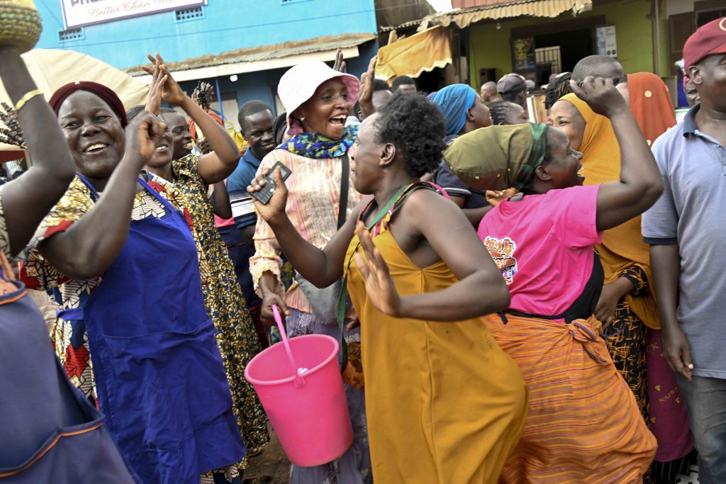 President Yoweri Kaguta Museveni extends financial support to roadside market vendors in Luwero and Nakasongola Districts. 29-May-2025