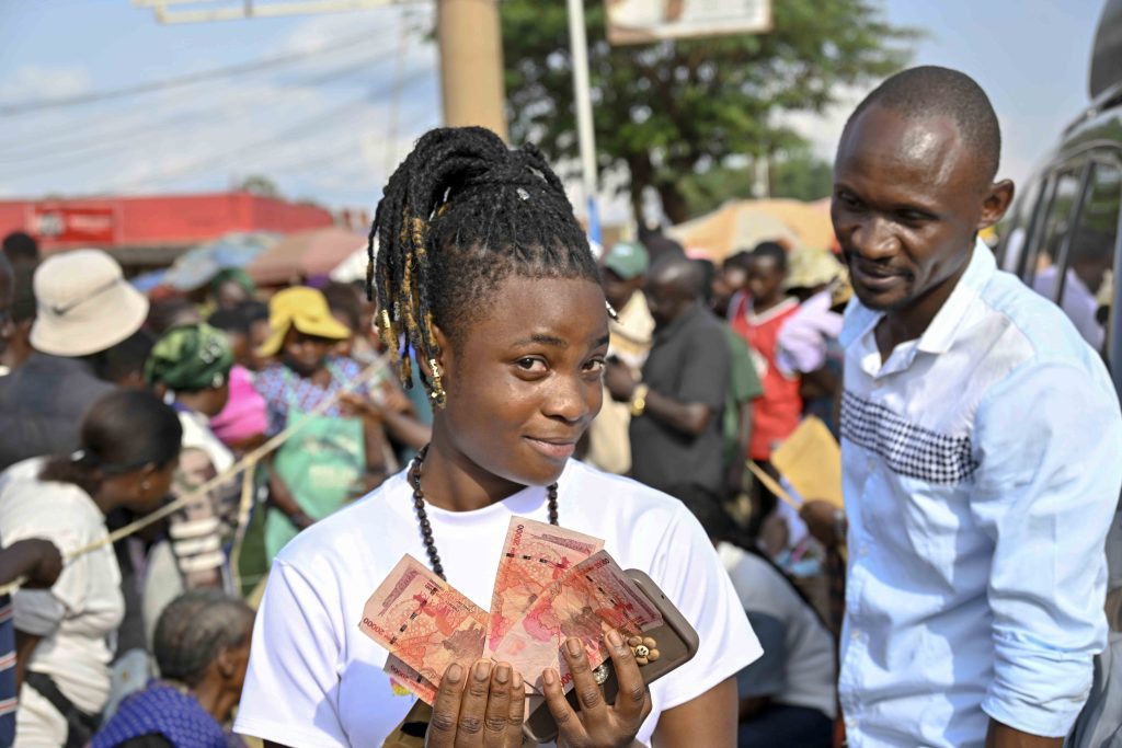 President Yoweri Kaguta Museveni  extends financial support to roadside market vendors in Luwero and Nakasongola Districts. 29-May-2025
