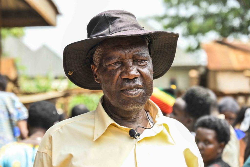 President Yoweri Kaguta Museveni  extends financial support to roadside market vendors in Luwero and Nakasongola Districts. 29-May-2025