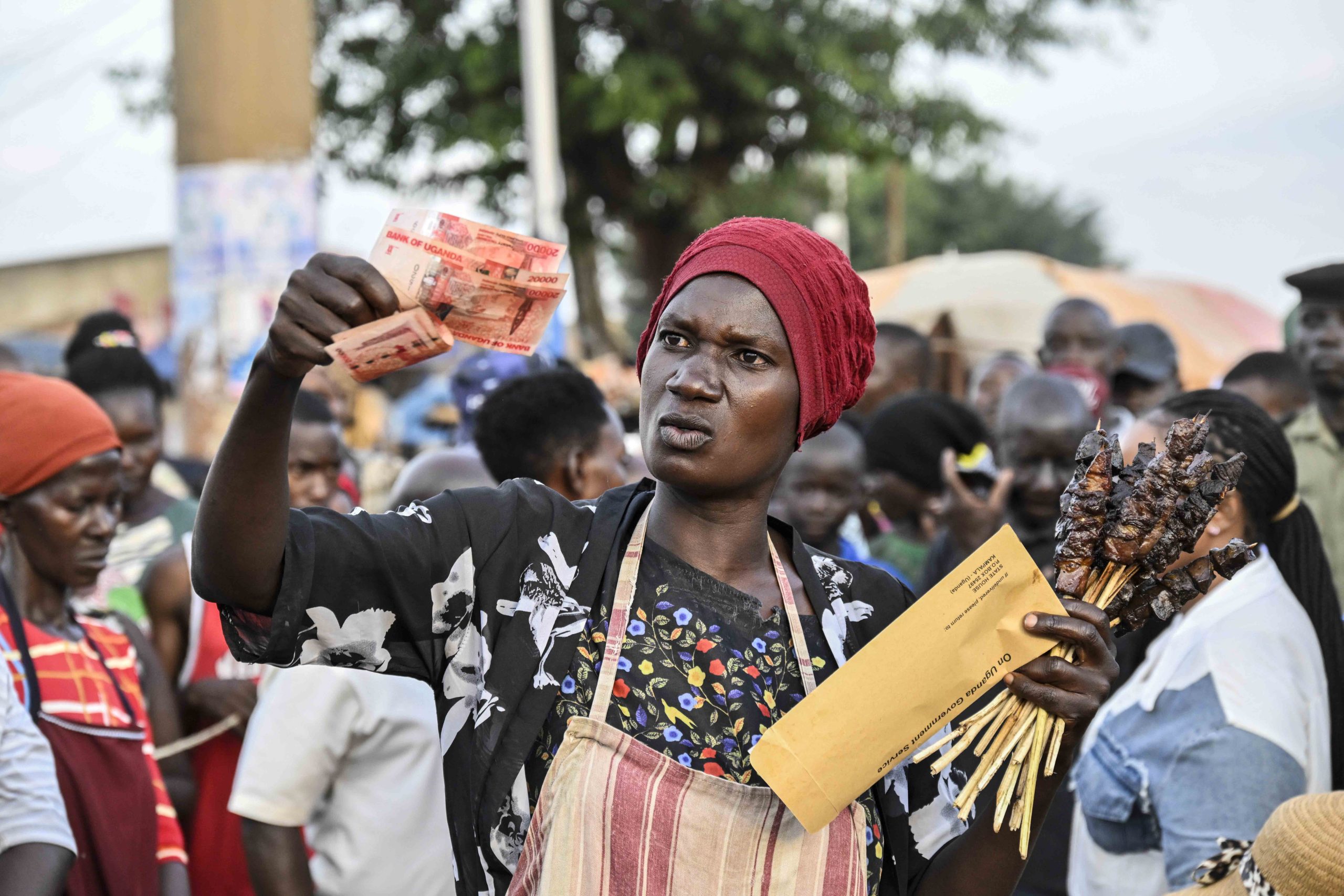 President Yoweri Kaguta Museveni extends financial support to roadside market vendors in Luwero and Nakasongola Districts. 29-May-2025
