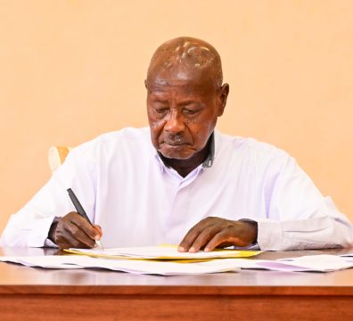 President Museveni signs the Sugar Ammendment Act 2025 into law during a meeting with sugar cane growers and miller at State House Entebbe on 30th May 2025. PPU Photo