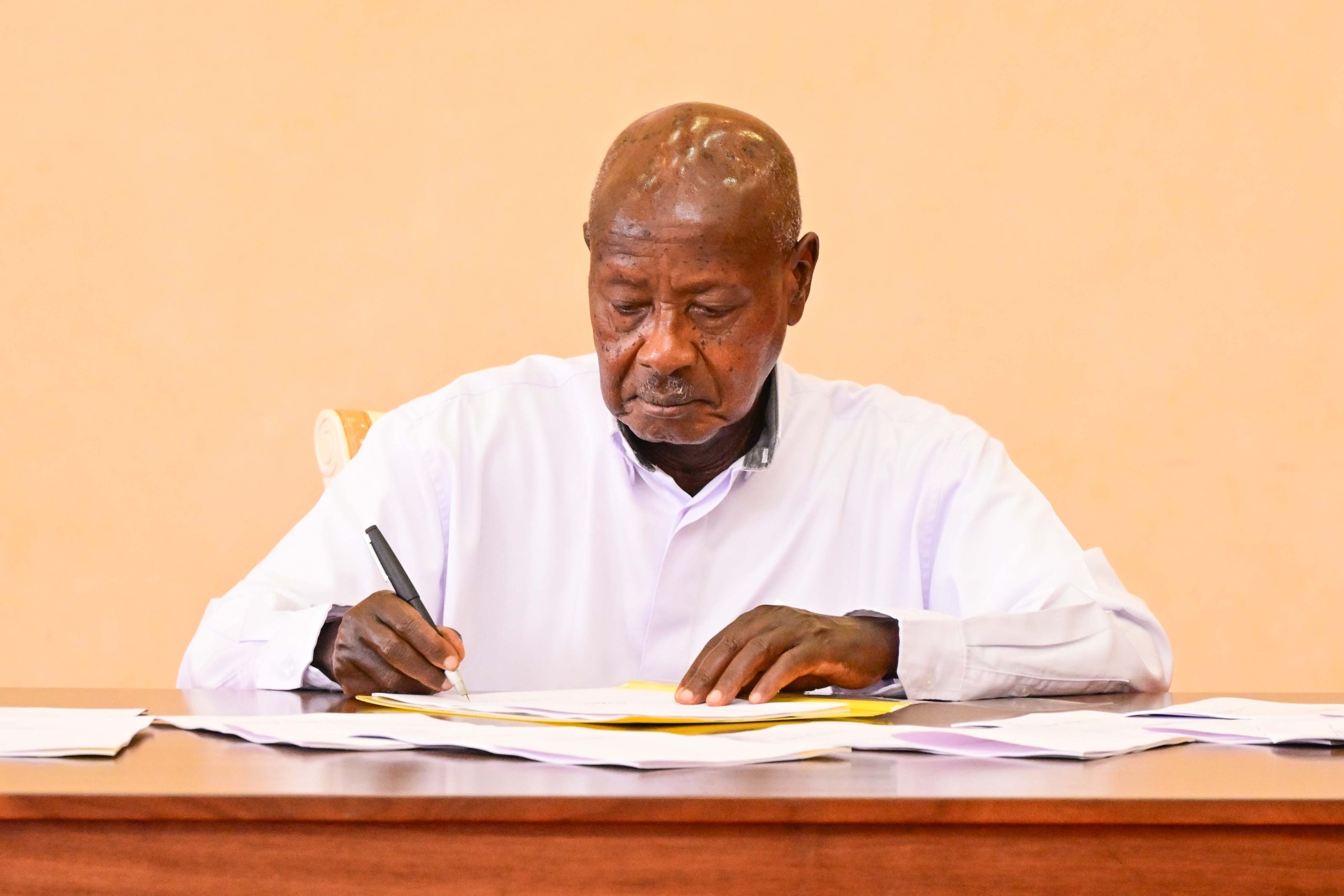 President Museveni signs the Sugar Ammendment Act 2025 into law during a meeting with sugar cane growers and miller at State House Entebbe on 30th May 2025. PPU Photo