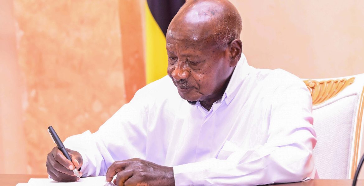 President Museveni signs the Sugar Ammendment Act 2025 into law during a meeting with sugar cane growers and miller at State House Entebbe on 30th May 2025. PPU Photo