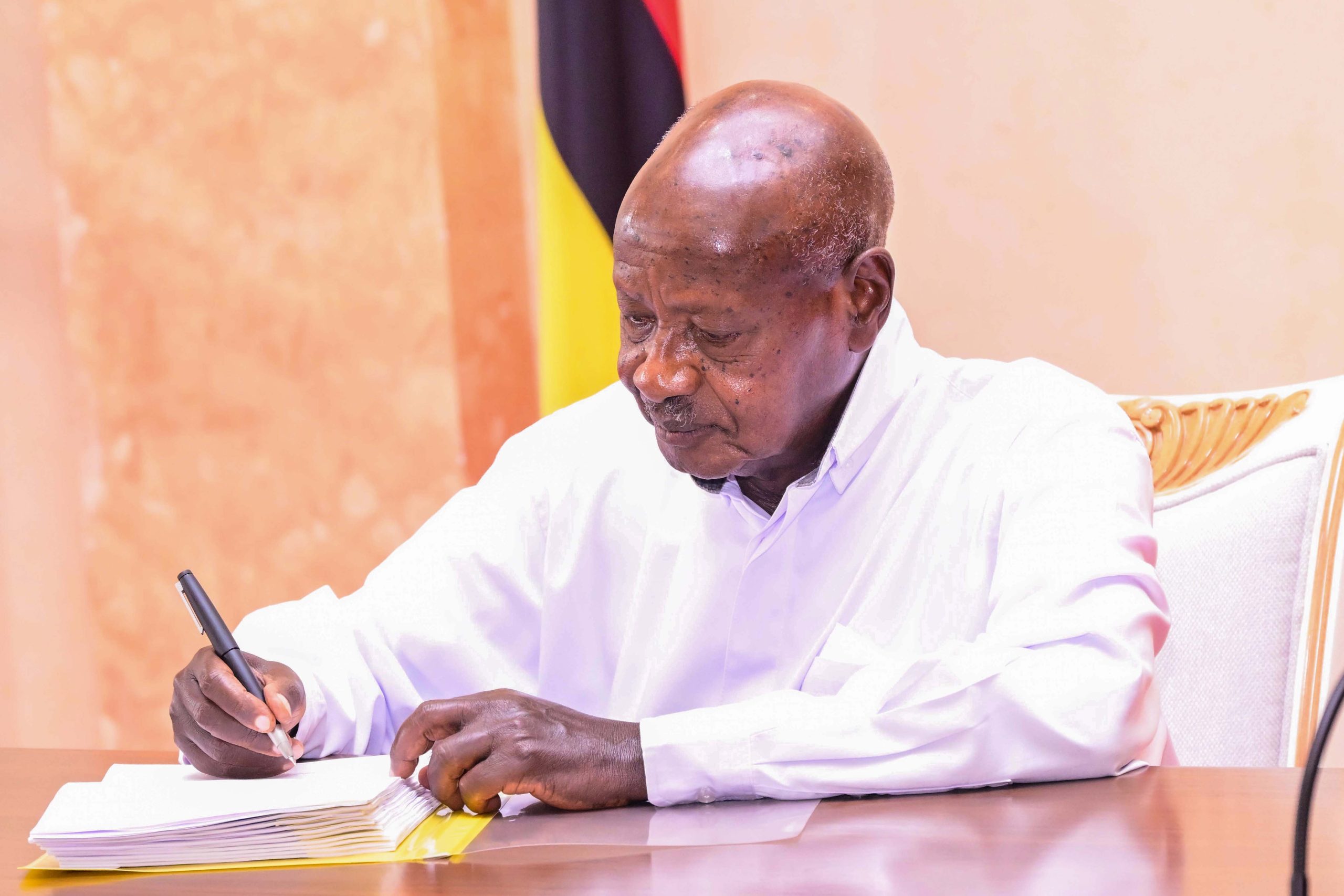President Museveni signs the Sugar Ammendment Act 2025 into law during a meeting with sugar cane growers and miller at State House Entebbe on 30th May 2025. PPU Photo