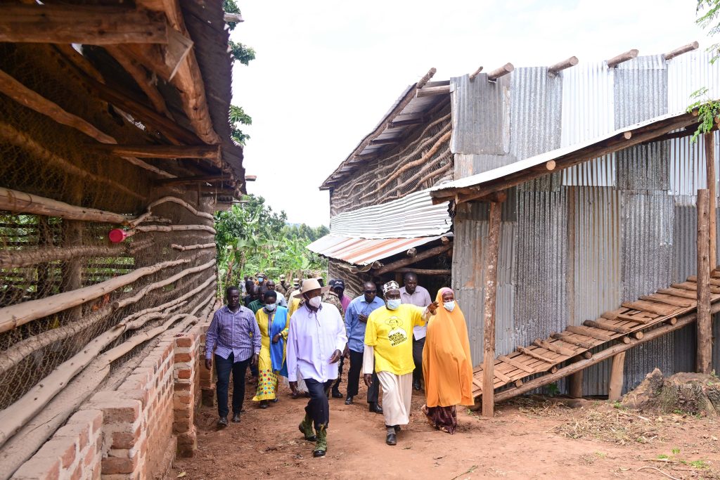 President Museveni chats with Haji Zziwa and his wife during his tour of Zziwas farm in Kamengo Mpigi district on Monday PPU Photo