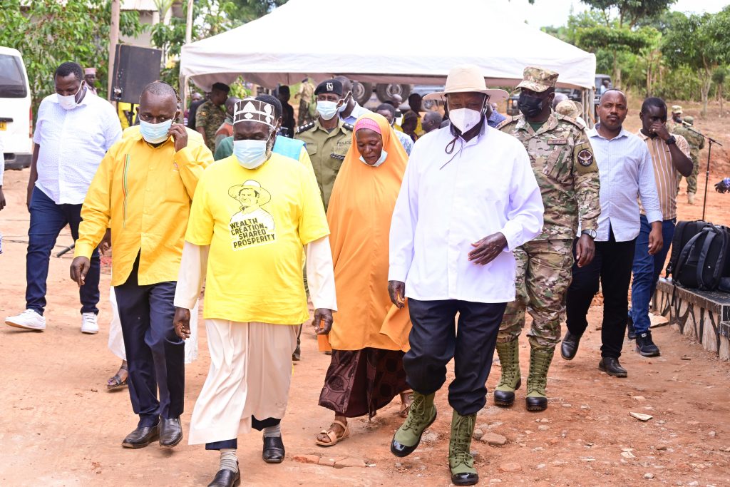 President Museveni chats with Haji Zziwa and his wife during his tour of Zziwas farm in Kamengo Mpigi district on Monday PPU Photo - State House Uganda President Museveni chats with Haji Zziwa and his wife during his tour of Zziwas farm in Kamengo Mpigi district on Monday PPU Photo