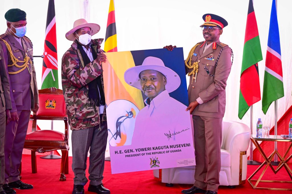 Commandant of the National Defence College of Kenya Lt. Gen. JS Mwinyikai presents a painting to President Museveni after a lecture of opportunity in Nairobi on 31st July 2025. PPU Photo