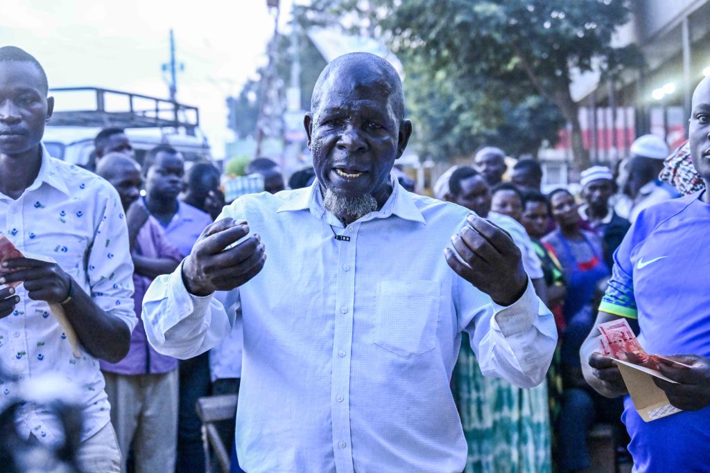 President Museveni  gives financial support to Roma Road side Market Vendors in Kiboga District