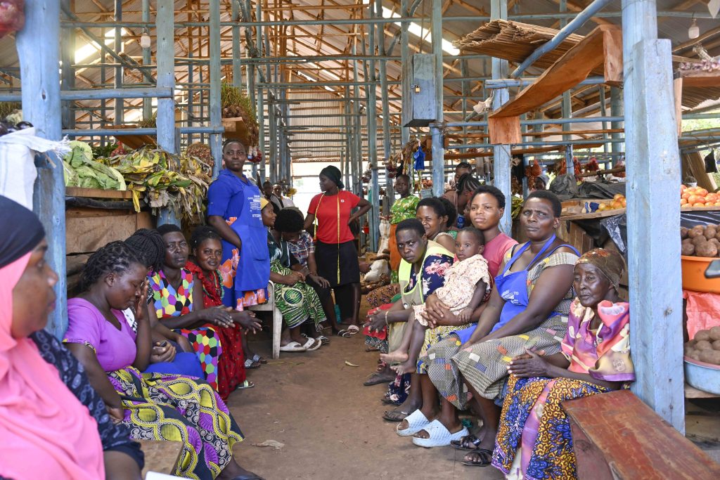 President Museveni  gives financial support to Roma Road side Market Vendors in Kiboga District