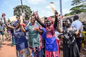 President Museveni gives financial support to Roma Road side Market Vendors in Kiboga District