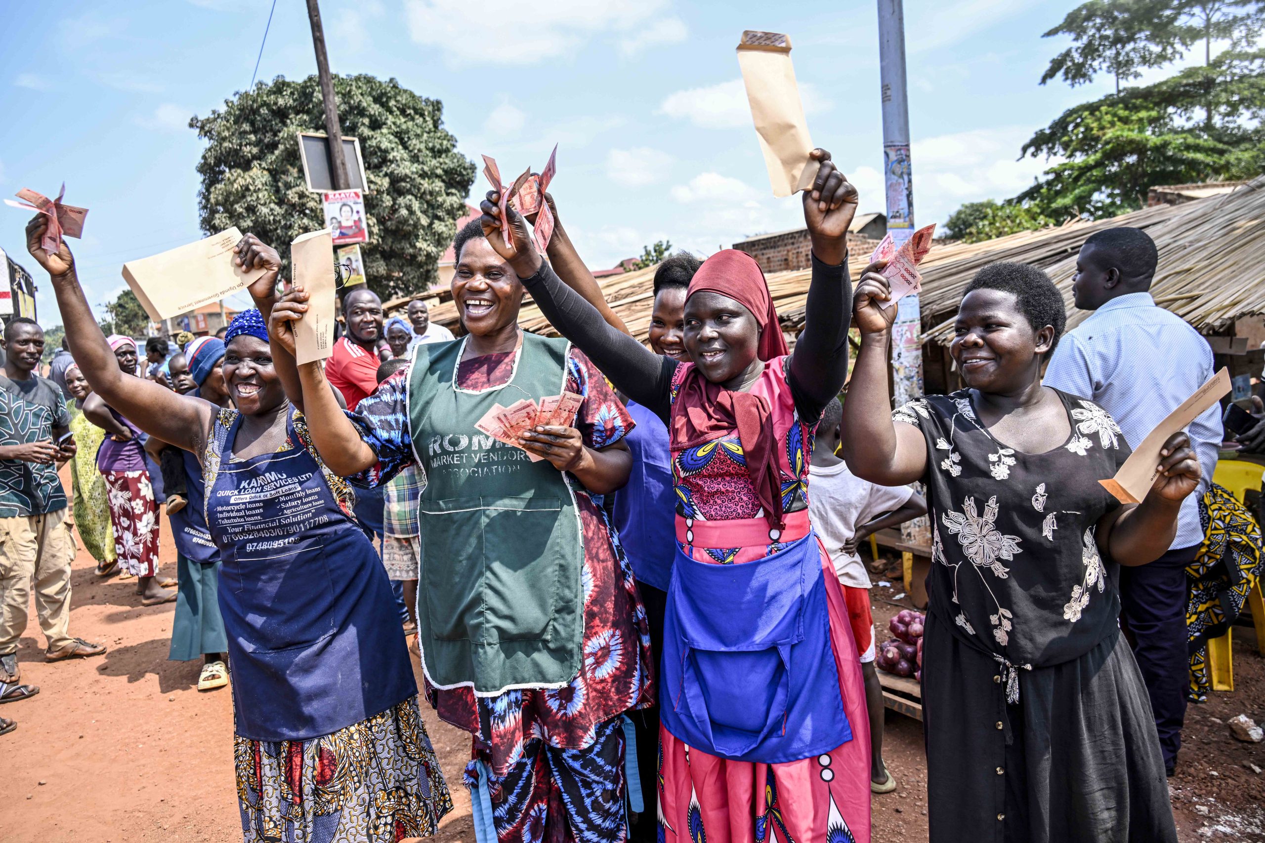 President Museveni gives financial support to Roma Road side Market Vendors in Kiboga District