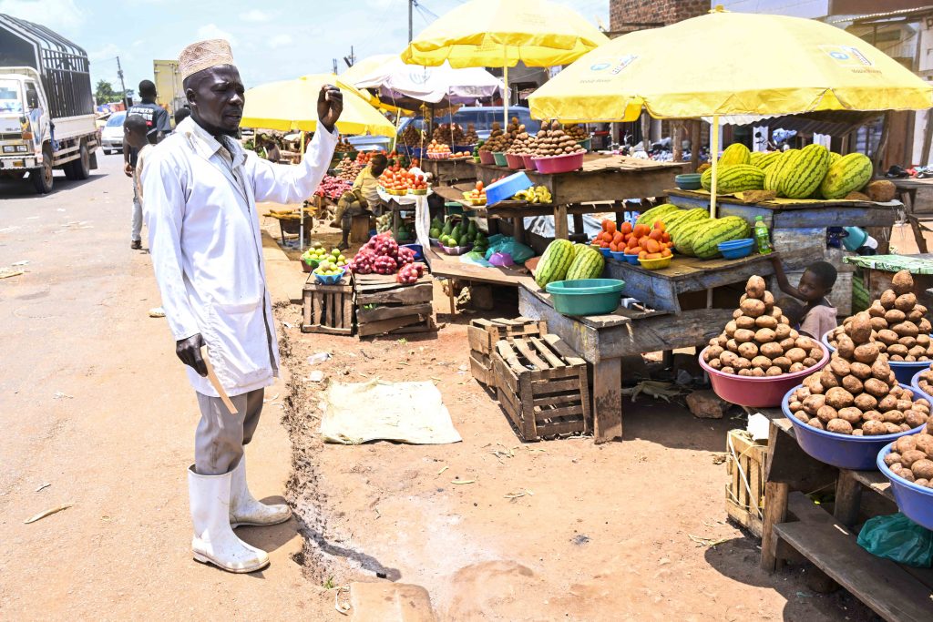 President Museveni  gives financial support to Roma Road side Market Vendors in Kiboga District