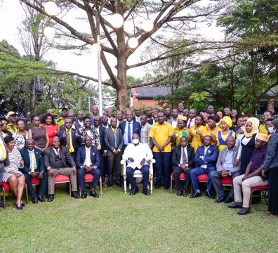 President Museveni poses for a photo with a group of Ugandans from the Diaspora after a meeting at Nakasero on 3rd Sept 2025. PPU Photo.