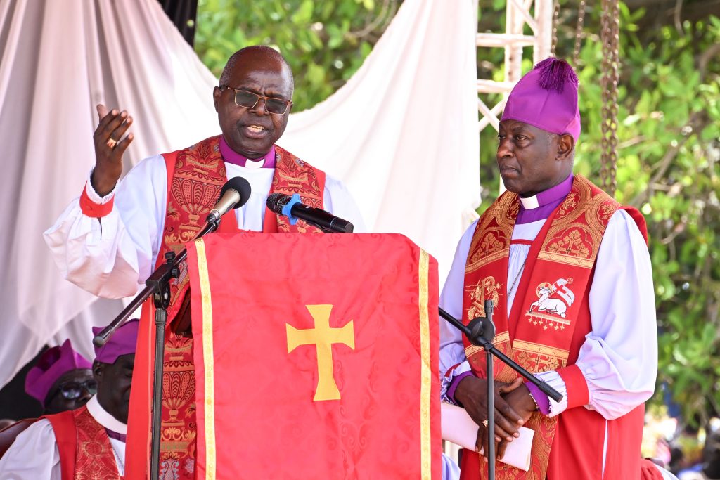 Former Archbishop Luke Orombi (L) and Archbishop Kazimba Mugalu addressing pilgrims during Archbishop Janani Luwumu day in Kigtum on Monday. PPU Photo